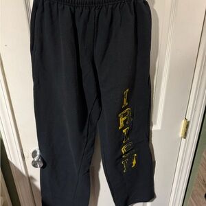 ❄️🤙🏽Gildan Black Joggers with Irish Graphic